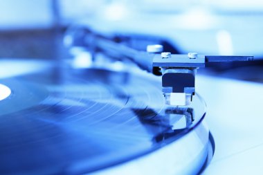 Vinil rekor müzik ile oynarken pikap