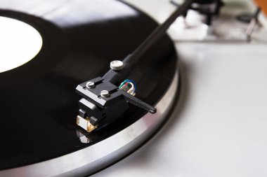 Vinil rekor müzik ile oynarken pikap