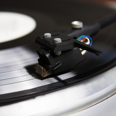 Vinil rekor müzik ile oynarken pikap