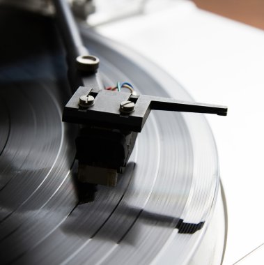 Vinil rekor müzik ile oynarken pikap