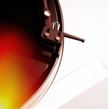Vinil rekor müzik ile oynarken pikap