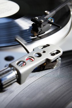Vinil rekor müzik ile oynarken pikap