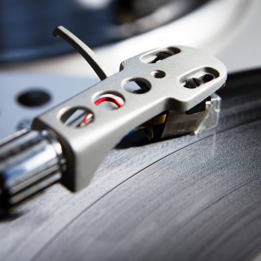 Vinil rekor müzik ile oynarken pikap