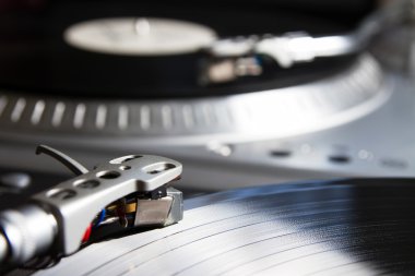 Vinil rekor müzik ile oynarken pikap