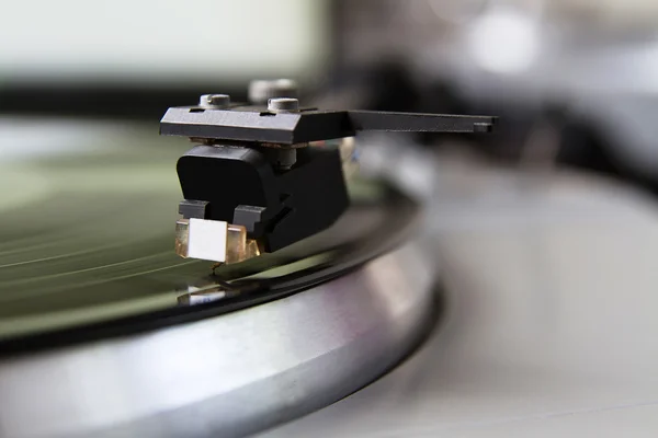 Turntable tocando vinil com música — Fotografia de Stock