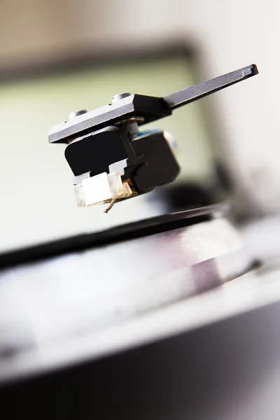 Turntable memutar rekaman vinyl dengan musik — Stok Foto