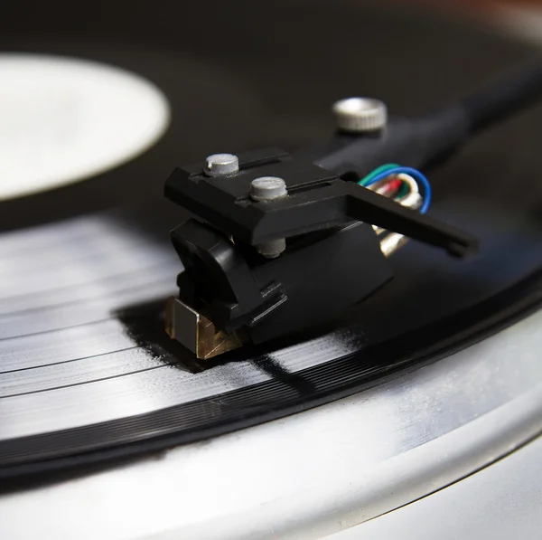 Giradiscos tocando disco de vinilo con música — Foto de Stock