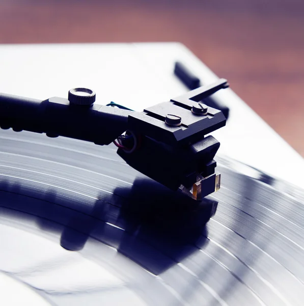 Giradiscos tocando disco de vinilo con música — Foto de Stock