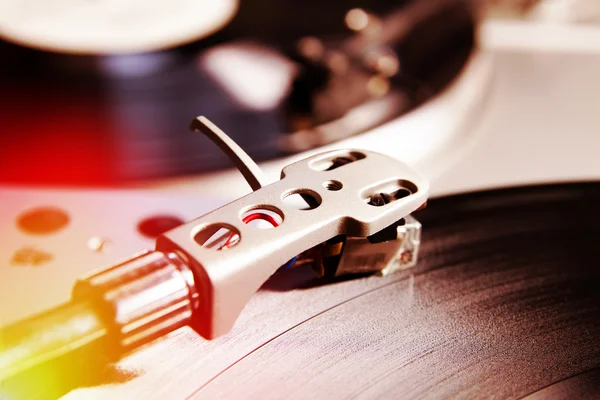 Draaitafel vinyl record met muziek afspelen — Stockfoto