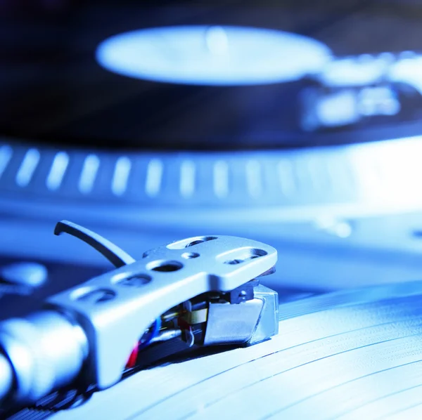 Giradiscos tocando disco de vinilo con música —  Fotos de Stock