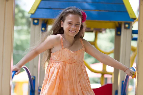 Niña sonriente en el patio de recreo —  Fotos de Stock