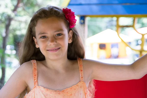 Sorrindo menina no playground — Fotografia de Stock