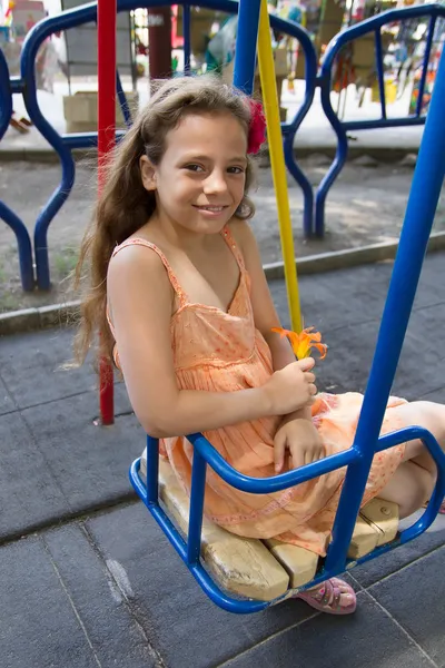 Niña balanceándose en el patio — Foto de Stock