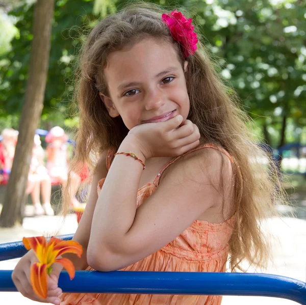 Niña sonriente en el patio de recreo —  Fotos de Stock