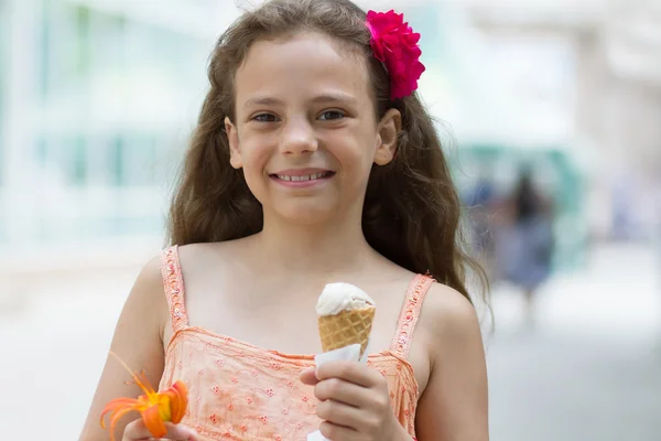 Happy little girl with ice cream in hand — Stock Photo, Image