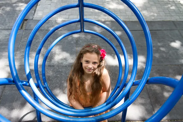 Menina posando no playground — Fotografia de Stock