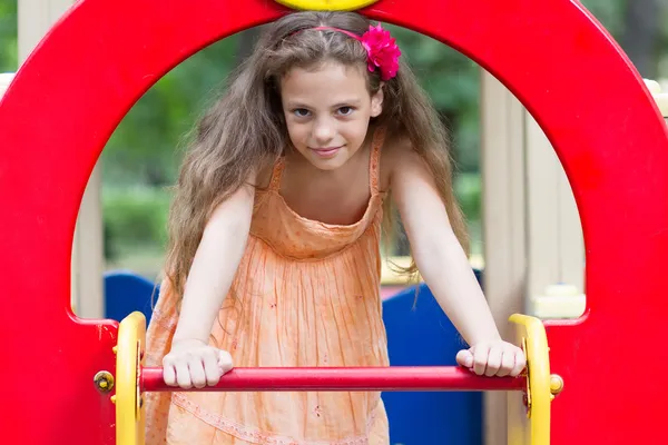 Menina bonito no parque infantil — Fotografia de Stock