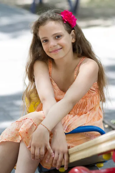 Roztomilá malá dívka pózuje na hřišti — Stock fotografie