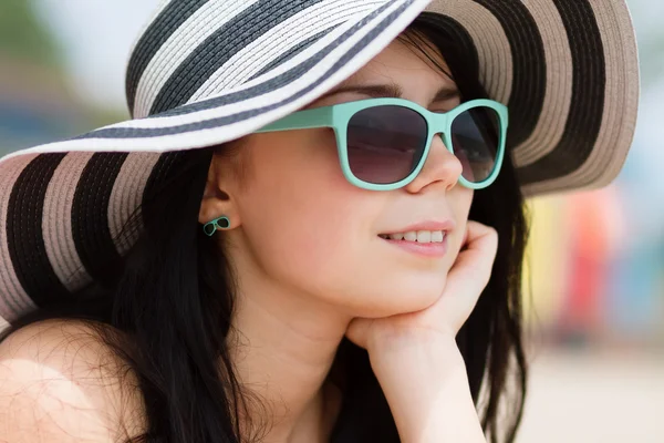 Joven morena en gafas de sol turquesa — Foto de Stock