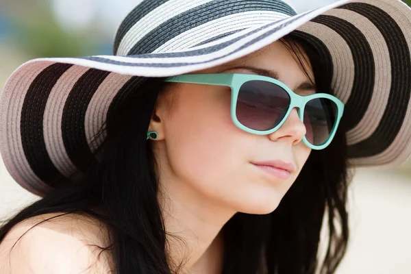 Joven morena en gafas de sol turquesa — Foto de Stock