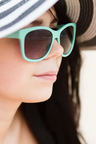 Giovane bruna in occhiali da sole turchese — Foto Stock