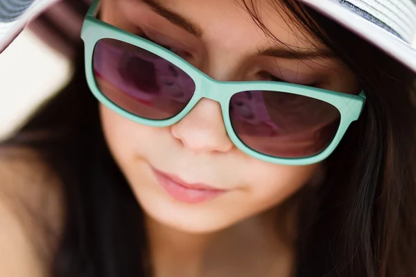 Joven morena en gafas de sol turquesa — Foto de Stock