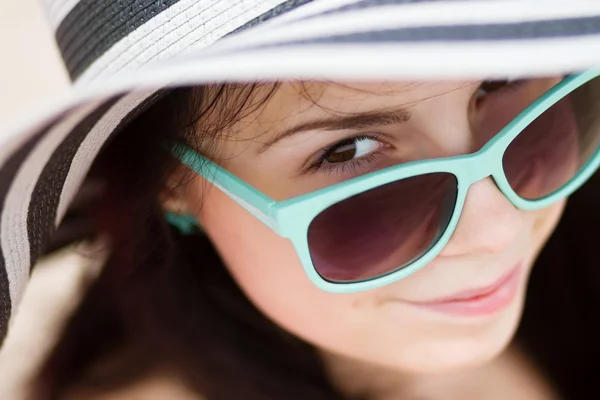 Joven morena en gafas de sol turquesa — Foto de Stock