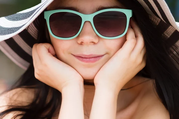 Młoda brunetka w turqoise okulary — Zdjęcie stockowe