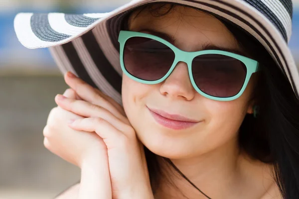 Giovane bruna in occhiali da sole turchese — Foto Stock