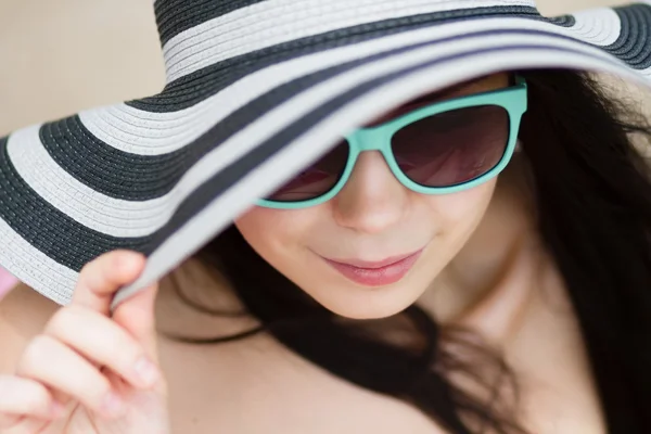 Joven morena en gafas de sol turquesa — Foto de Stock