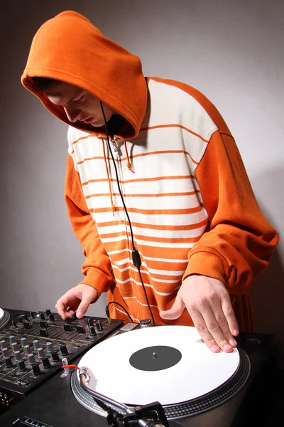 Hip hop DJ rascando el disco de música — Foto de Stock