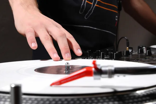 ヒップホップ dj の音楽を持つレコードをスクラッチ — ストック写真