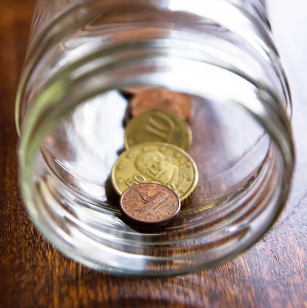 Cache-pièces grecs en euros dans un bocal — Photo