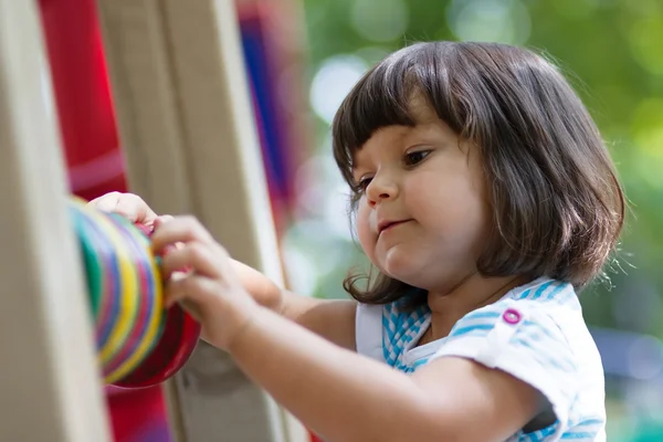 Kleines Mädchen spielt mit Zählkreisen — Stockfoto