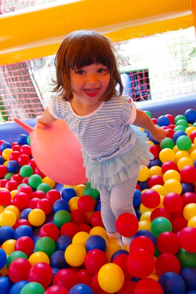 Κοριτσάκι που παίζει στο Φουσκωτό Κάστρο που αναπηδούν — Φωτογραφία Αρχείου