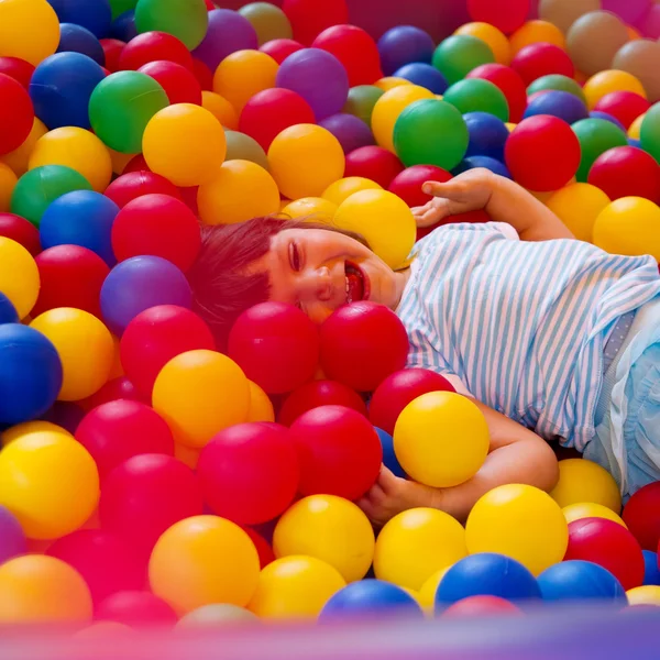 Bambina che gioca nel castello gonfiabile di rimbalzo — Foto Stock