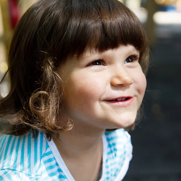 Ciekawy mały dziewczyna pozuje — Zdjęcie stockowe