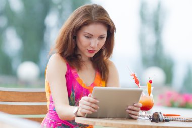 genç kız trendy tablet pc tarama