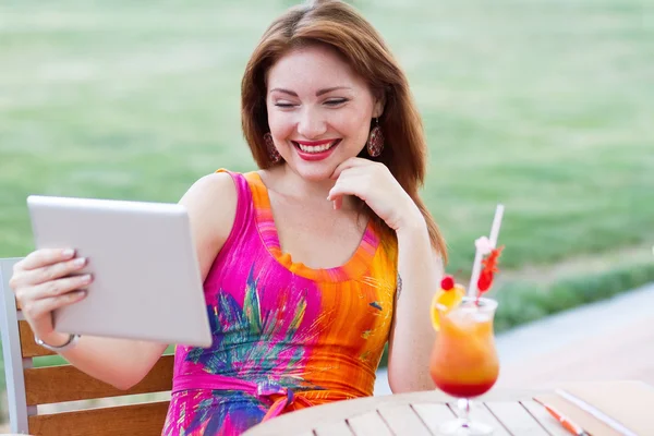 Junges Mädchen surft trendigen Tablet-PC — Stockfoto