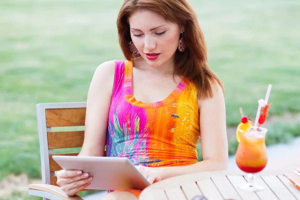 Chica joven navegando tableta de moda pc —  Fotos de Stock