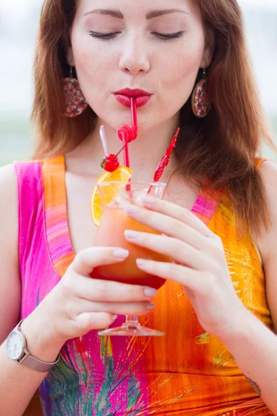 Сексуальна молода жінка п'є коктейль — стокове фото