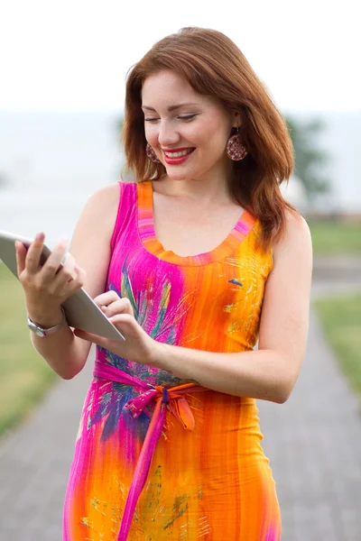 Jong meisje browsen trendy tablet-pc — Stockfoto
