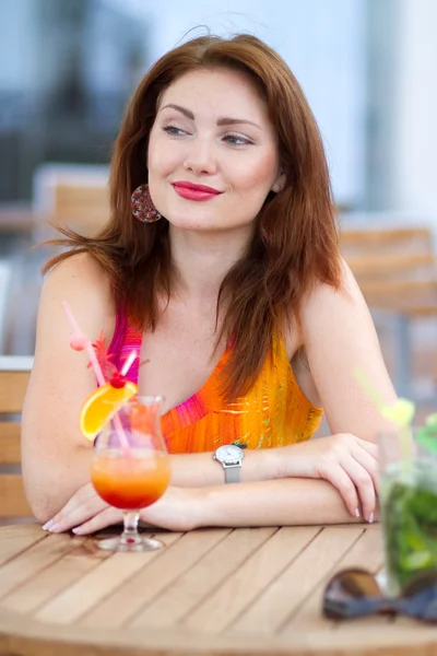 Сексуальна молода жінка п'є коктейль — стокове фото