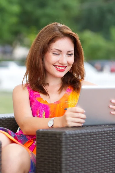 Chica joven navegando tableta de moda pc —  Fotos de Stock