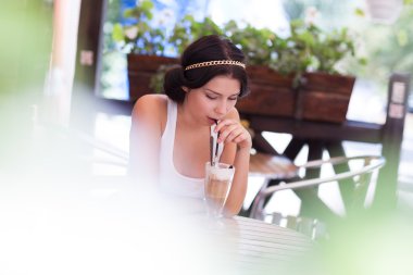 genç kız bir kafede kokteyl içme