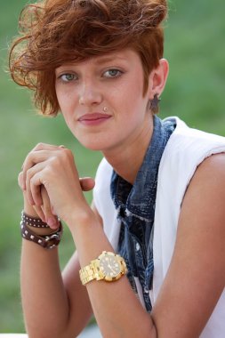 hippi kız dudak halka ile gülümseyen