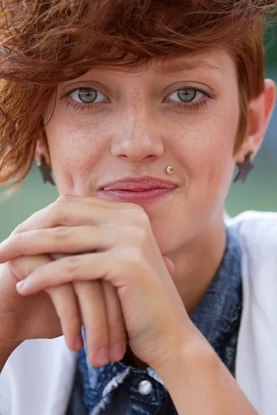 Ajakos tömítőgyűrű csípő lány portréja — Stock Fotó