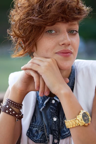 Portret van hipster meisje met lip ring — Stockfoto
