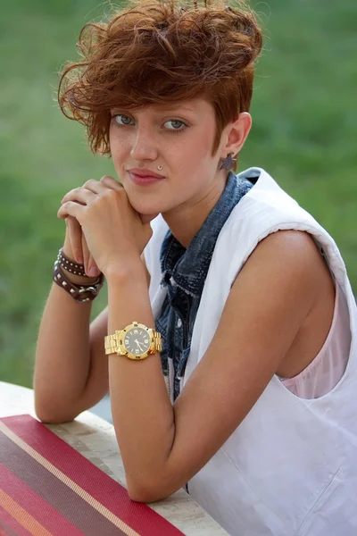 Portret dziewczyny hipster z pierścieniem wargi — Zdjęcie stockowe