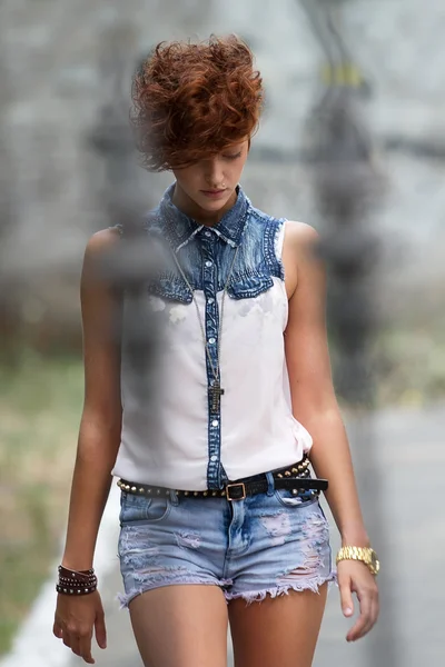 Hipster chica en accesorios de cuero con púas —  Fotos de Stock